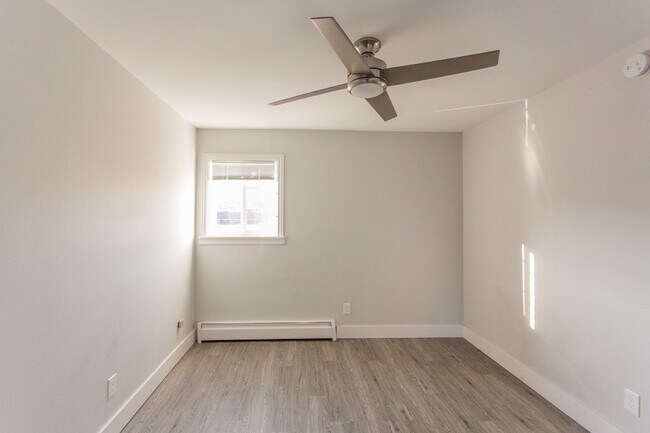 Foto del edificio - Immaculate Fully Renovated 2 bed/1 bath!
