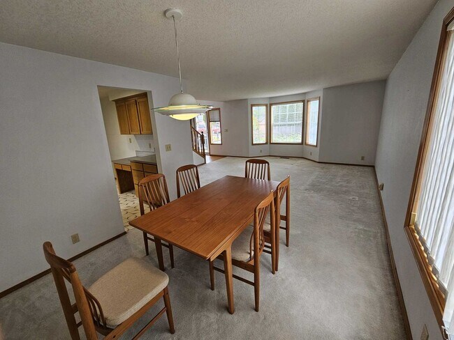 Building Photo - Spaceous 4 bedroom 2.5 bath 1951 sq ft hou...