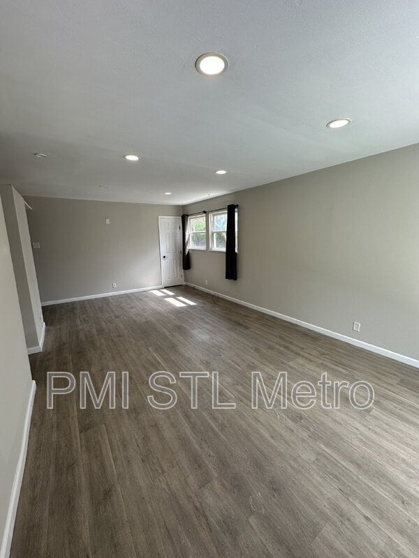 Building Photo - 10776 Spring Garden Dr
