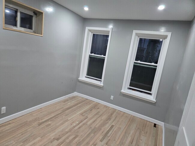 Foto del edificio - 521 Hegeman Ave