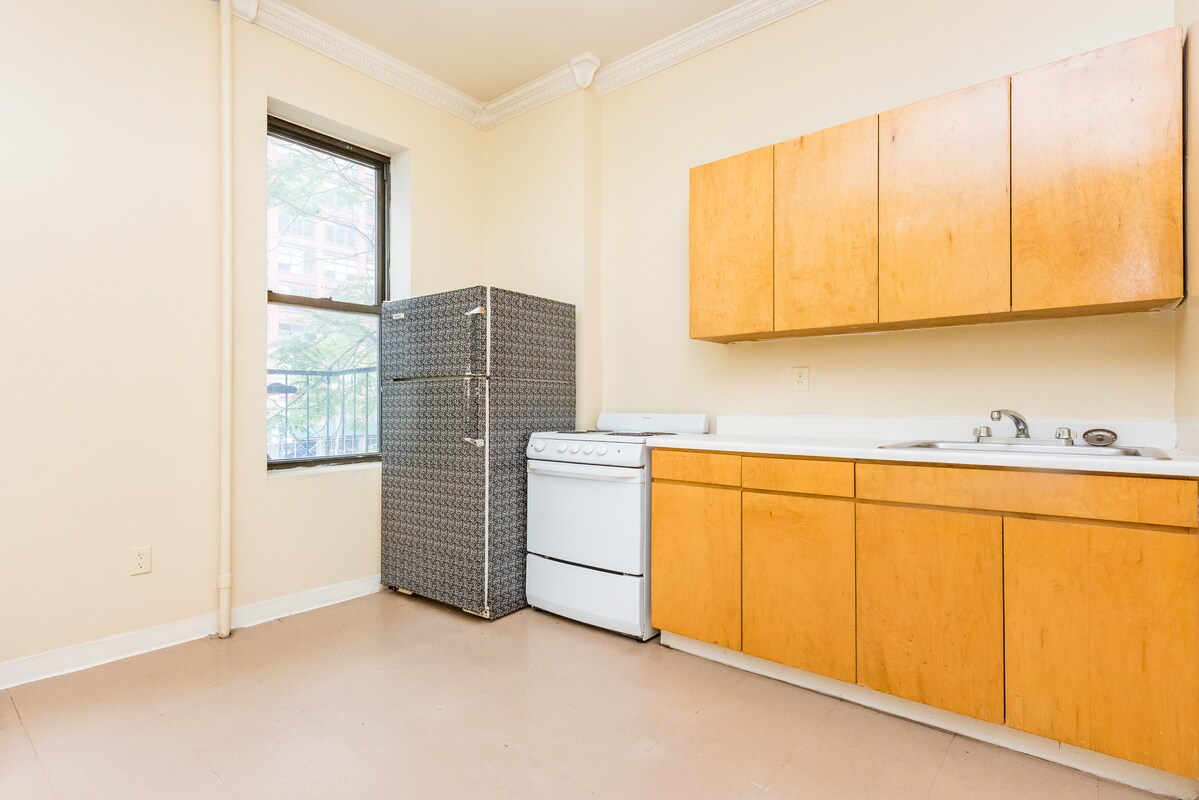 Primary Photo - 323 W 42nd St