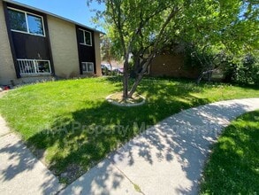 Building Photo - 2523 S Lakecrest Dr