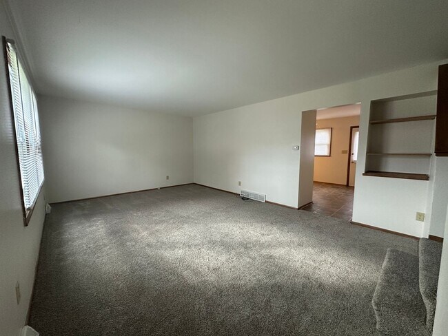 Foto del edificio - Spacious Townhouse in Greenfield!