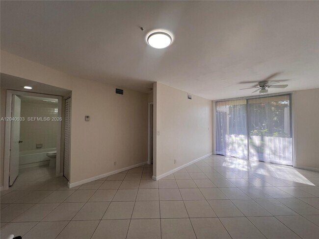 Foto del edificio - 5661 Riverside Dr