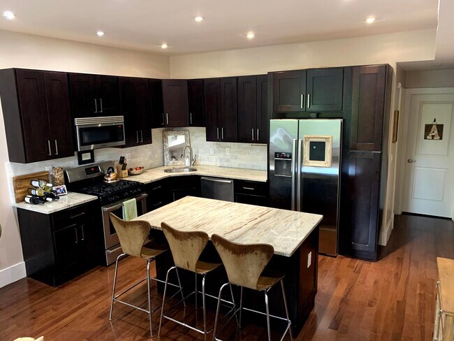 Foto del edificio - 34 Channing St NW