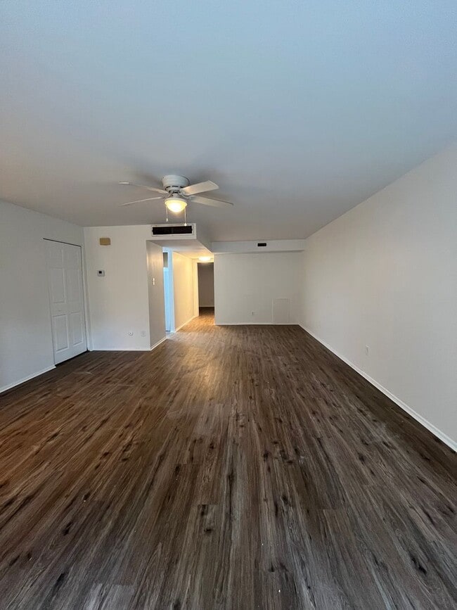 Building Photo - Spacious Three Bedroom Townhome in Society...