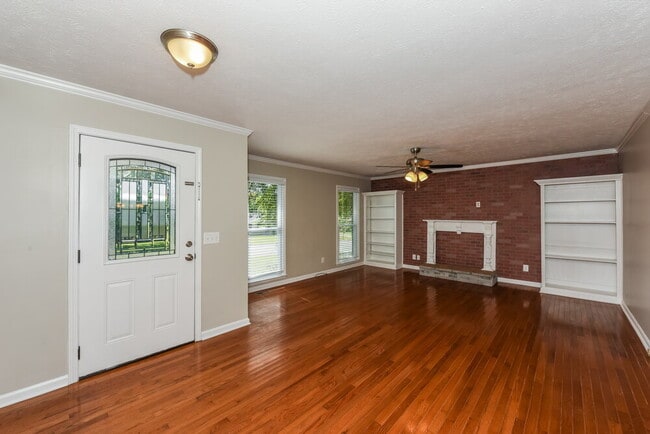 Building Photo - 2121 Ravenwood Dr