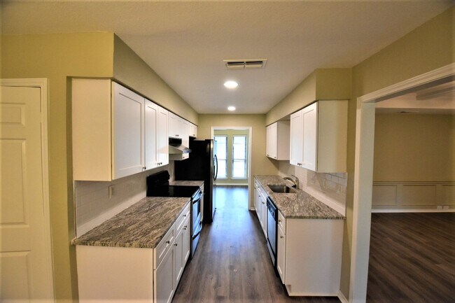 Building Photo - 308 La Quinta Cir N