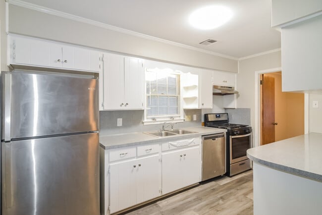 Building Photo - 758 Forestdale Dr