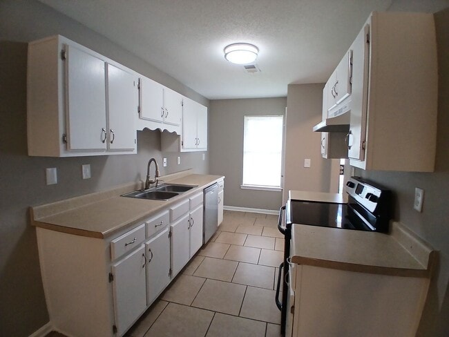 Building Photo - Charming 3 bedroom 2.5 bath home in Raleig...