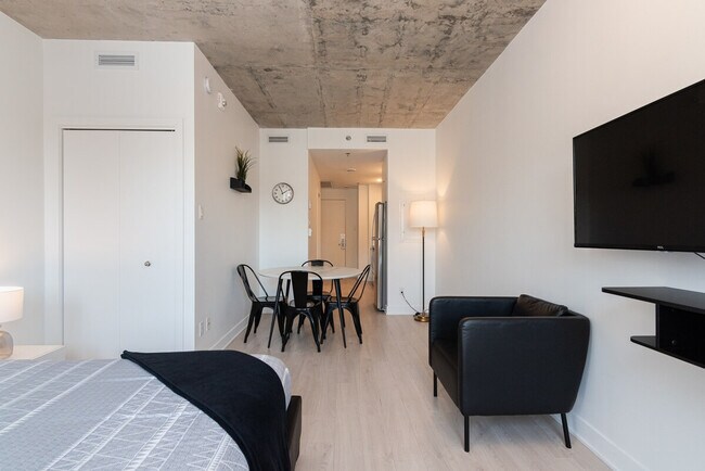 Building Photo - 67 Boul. de Maisonneuve E