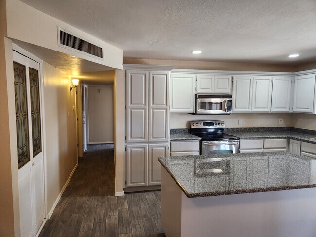 Foto del edificio - 8207 E Mitchell Dr