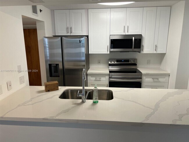 Building Photo - 1200 Brickell Bay Dr