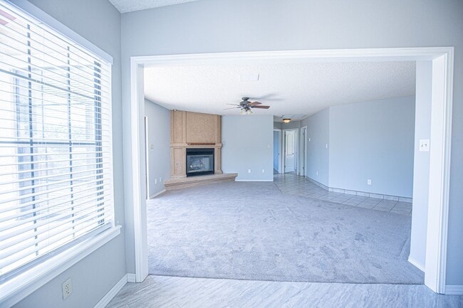 Building Photo - Beautiful 4 bedroom 2.5 bathroom