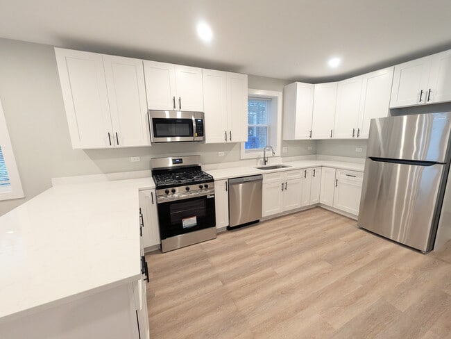 Building Photo - 2850 N Avers Ave
