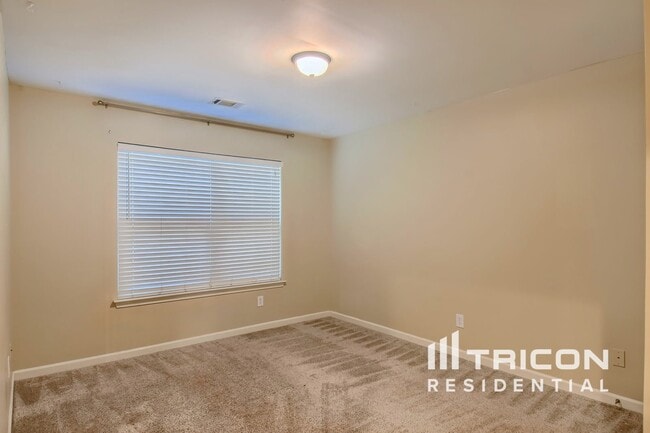 Foto del edificio - 18 Rockridge Dr