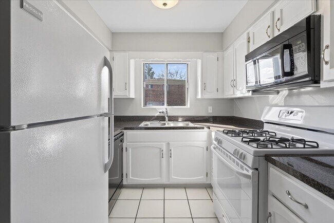 Building Photo - 604 W 65th St