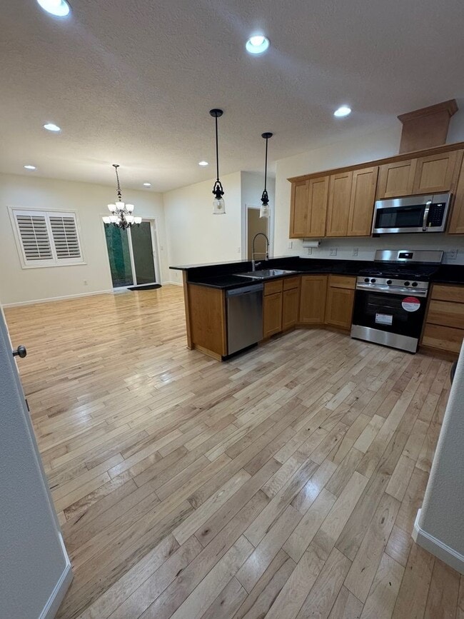 Building Photo - 3 Bedroom 2 Bath at Astoria