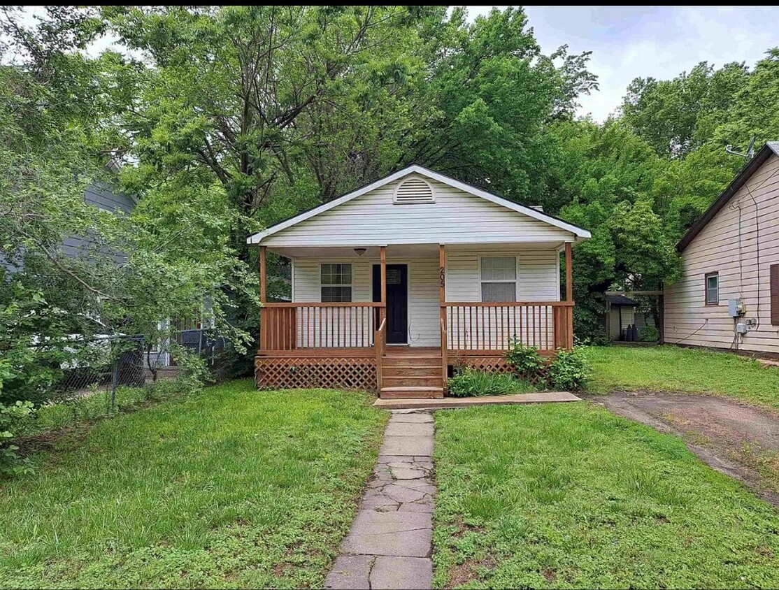 Primary Photo - $750 - 2 bed 1 bath - Single Family Home