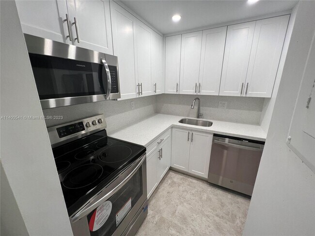Building Photo - 10415 N Kendall Dr