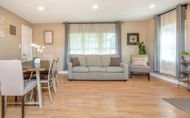 Building Photo - Captivating 3 BR/2 BA Single Family Home i...
