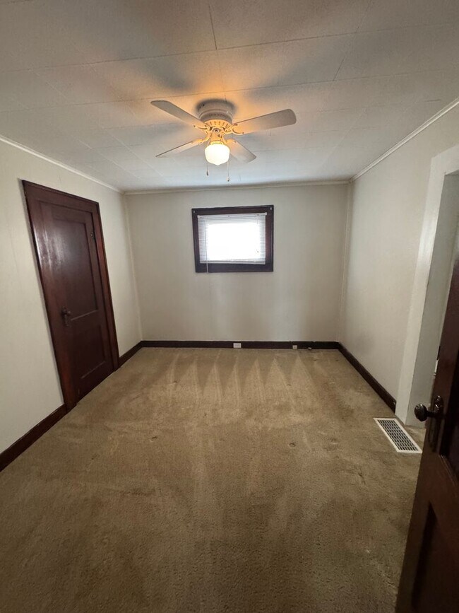 Foto del edificio - Beech Grove Downtown 3 BR/2BA single family home for rent, large deck and fenced yard with livabl...