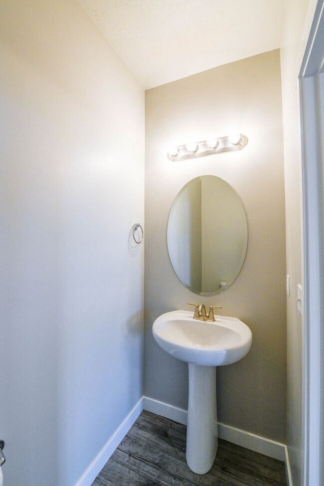 Foto del edificio - 4 Bed 3.5 Bath Townhome in Bluffdale!!! January Rent Free!!