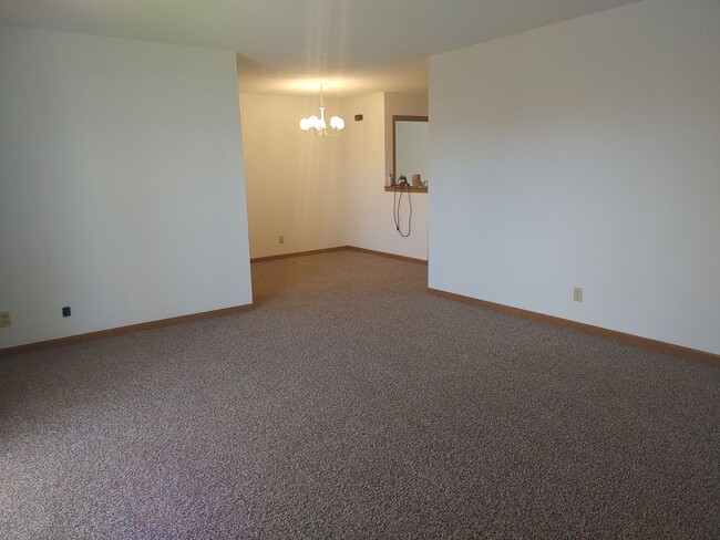 Building Photo - 604 Boxwood Dr