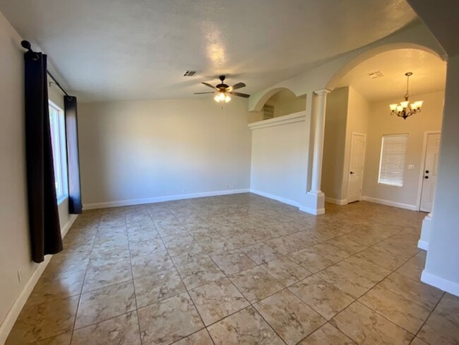 Building Photo - SPACIOUS HOME IN HURRICANE FOR RENT!