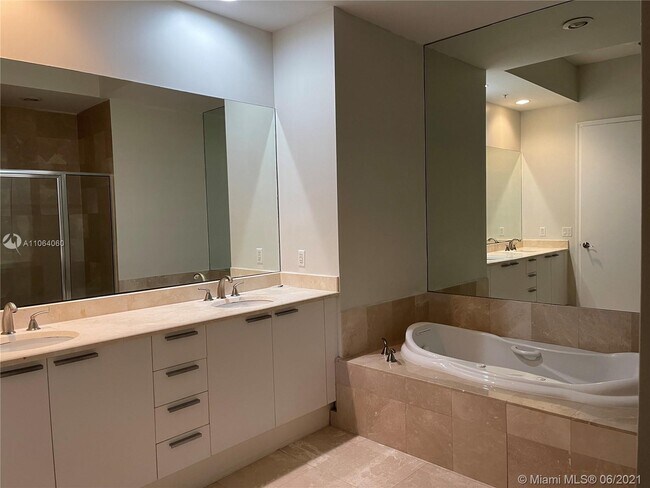Foto del edificio - 14951 Royal Oaks Ln