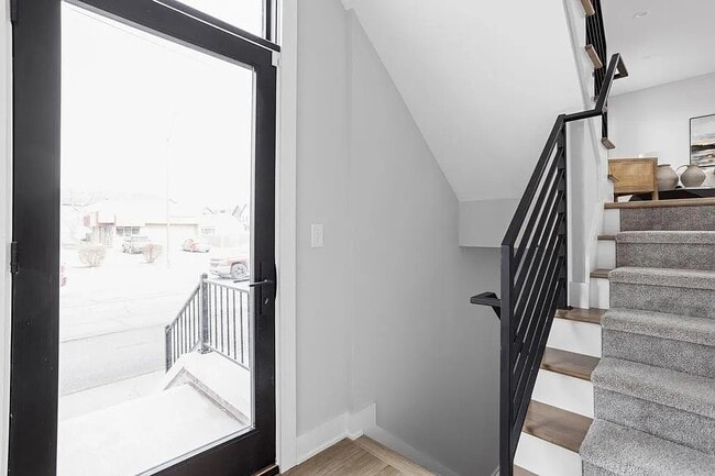 Building Photo - 705 E 16th St