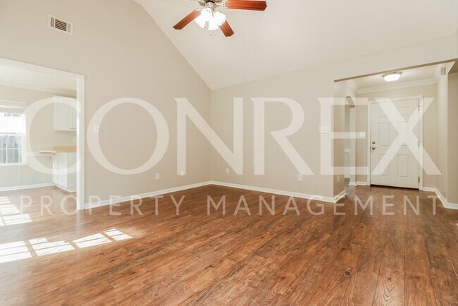 Building Photo - Charming 3 Bedroom!