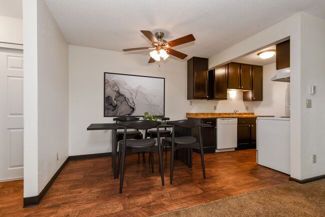 Apartamentos White Bear Lake, MN White Bear Terrace | Comedor amueblado - White Bear Terrace