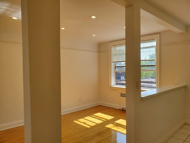 Building Photo - 1 Bedroom in Luxury Boutique building in F...