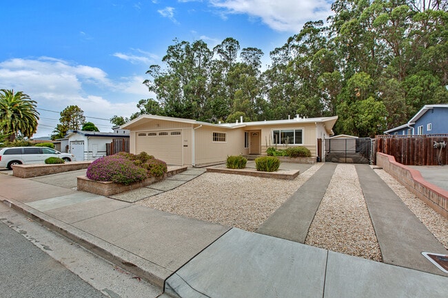 Building Photo - 1163 Crespi Dr