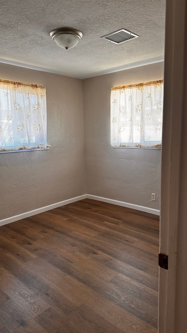 Foto del edificio - Two Bedroom Home with Bonus Room/Office in...