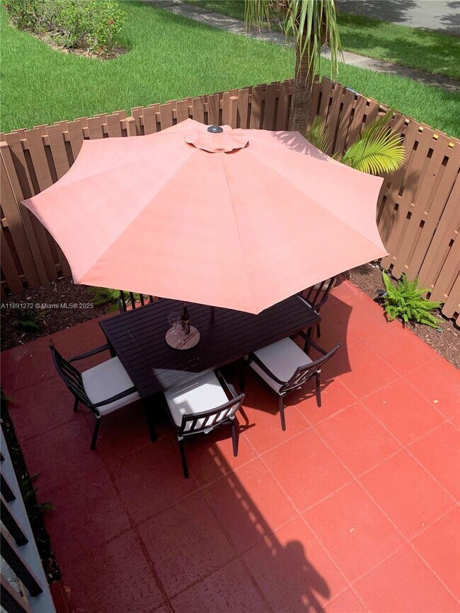 Foto del edificio - 2561 Camelot Ct