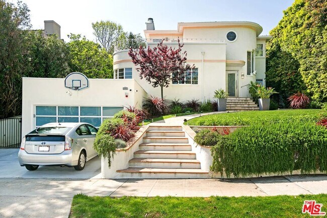 Building Photo - 121 S Glenroy Ave