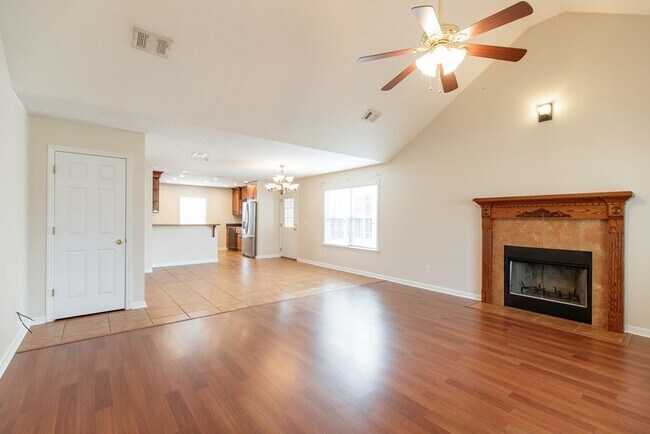 Building Photo - Luxurious 3 Bed/2 Bath Home with Modern Am...