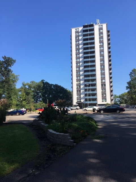 Building Photo - 1800 Roundhill Rd