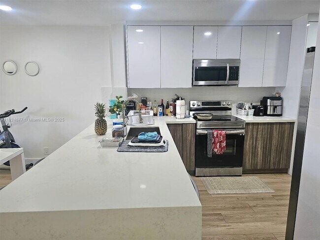Foto del edificio - 7355 Woodmont Terrace