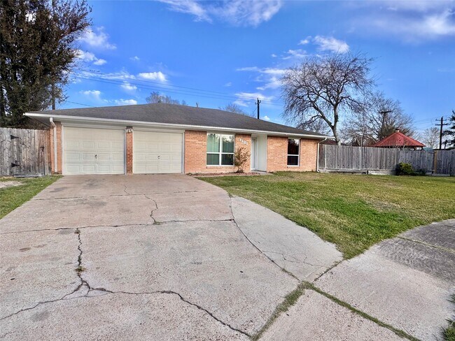 Foto del edificio - 8215 Lugary Dr