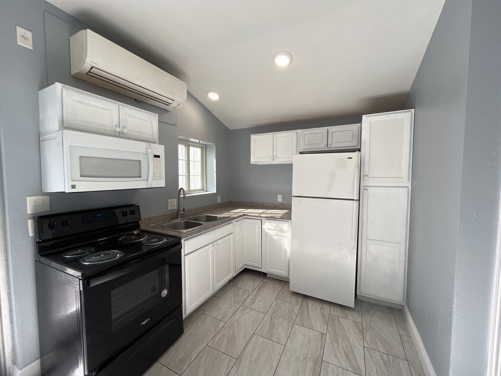 Primary Photo - ALL UTILITIES INCLUDED STUDIO CENTRALLY LO...