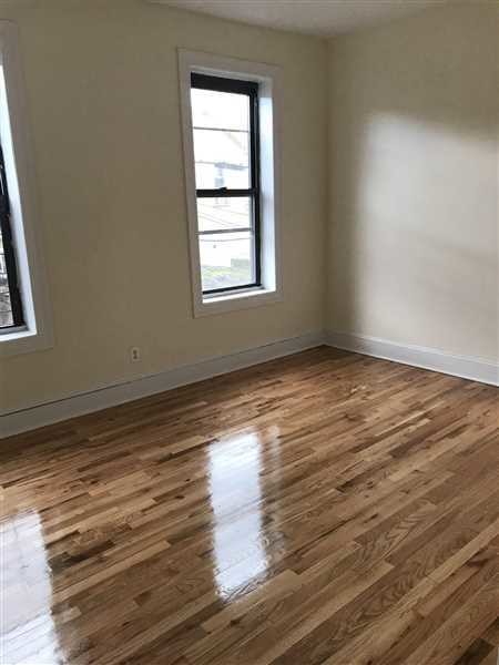 Foto del edificio - 2065 E 8th St