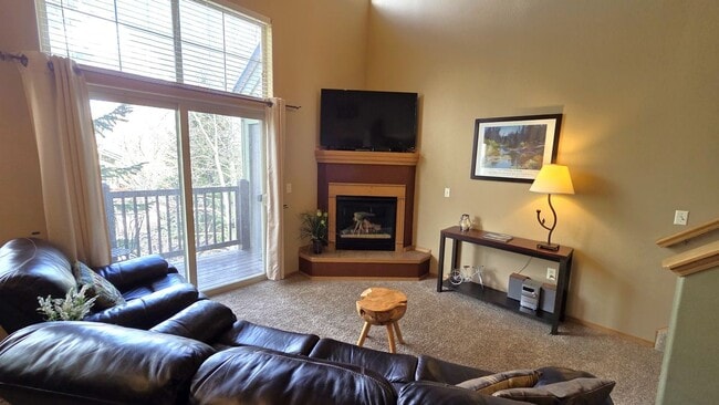 Building Photo - 720 Lakepoint Dr
