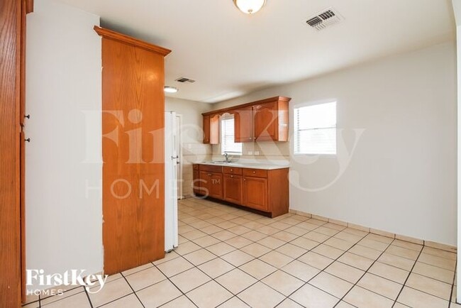 Building Photo - 3250 N 26th Pl