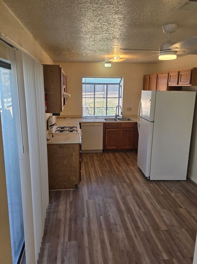 Foto del edificio - Two Bedroom Two Bathroom Two Car Garage in popular NE heights Neighborhood