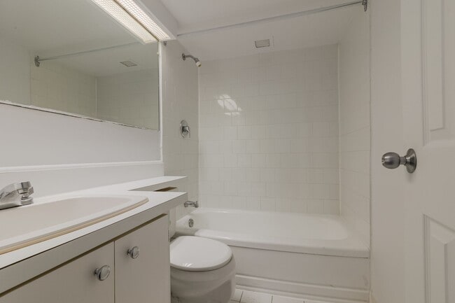 Building Photo - 1975 Maisonneuve Blvd W