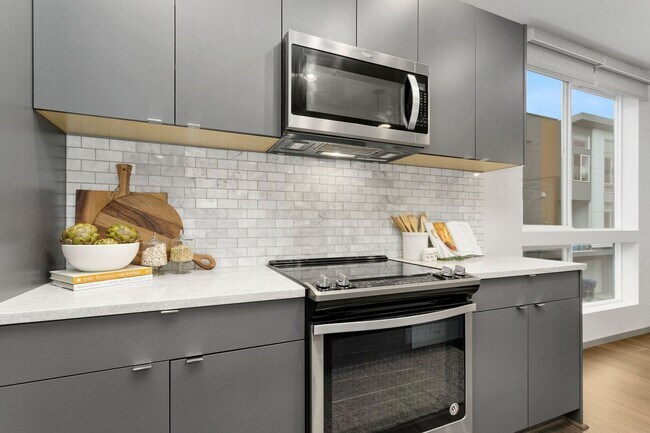 Building Photo - Luxury Townhome in the Heart of Columbia City