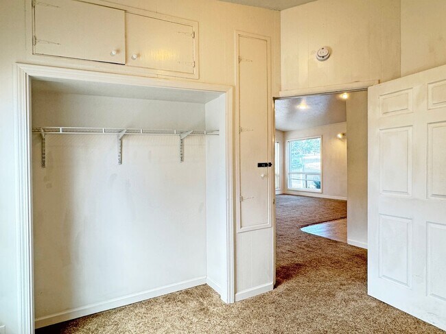 Building Photo - Charming 4 Bedroom Home Close to OSU!